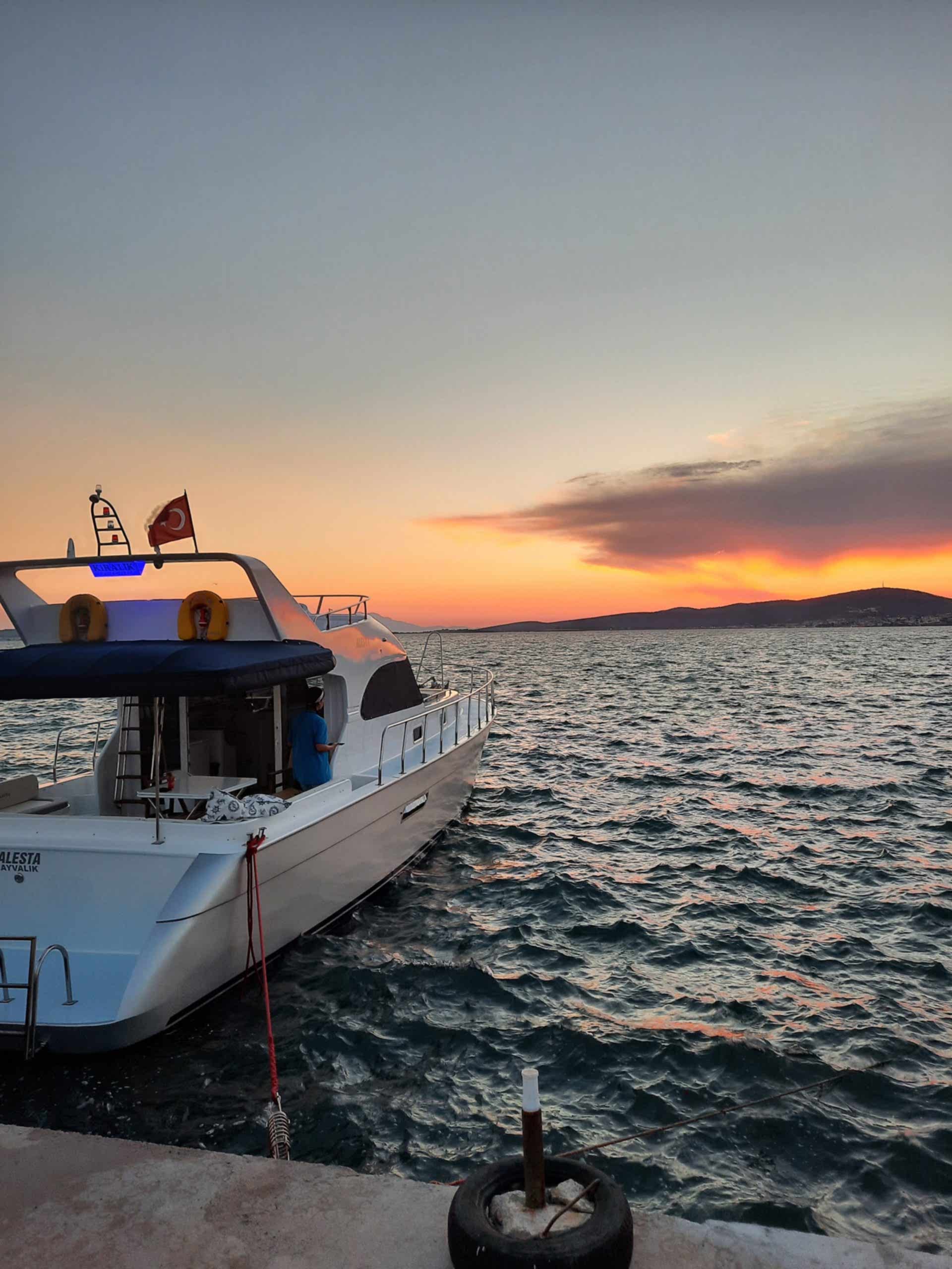 Ayvalık Yat Gezisi 6 ozel kutlamalar1 scaled